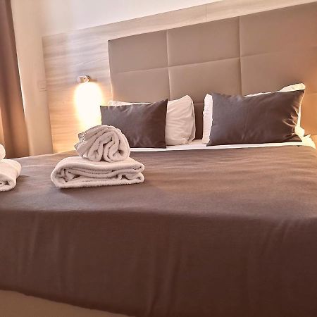 Academy Hotel Fiumicino Esterno foto