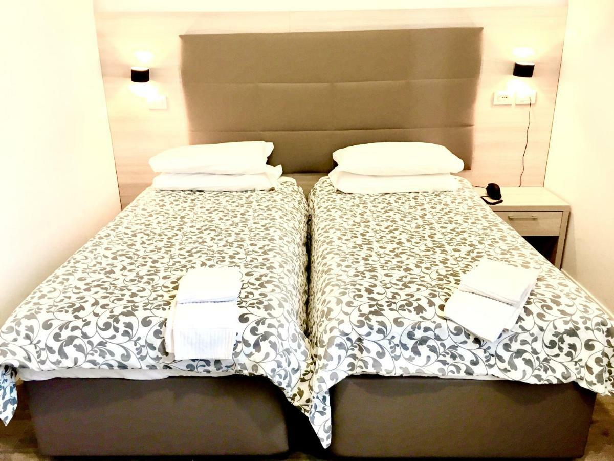 Academy Hotel Fiumicino Esterno foto