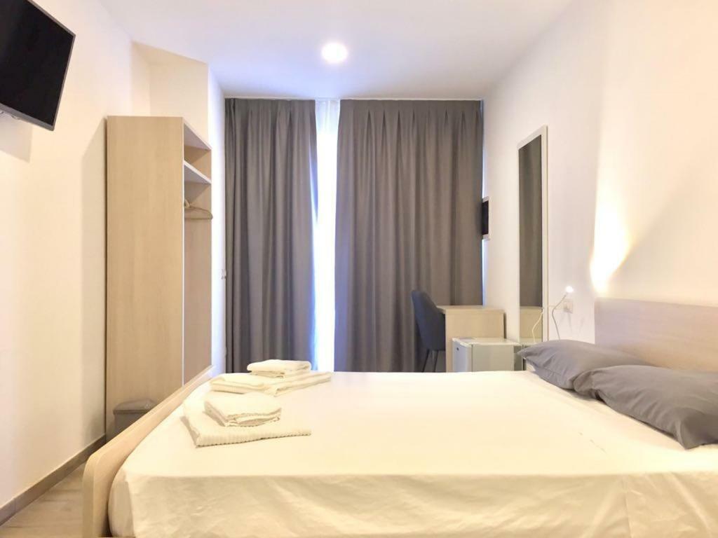 Academy Hotel Fiumicino Esterno foto