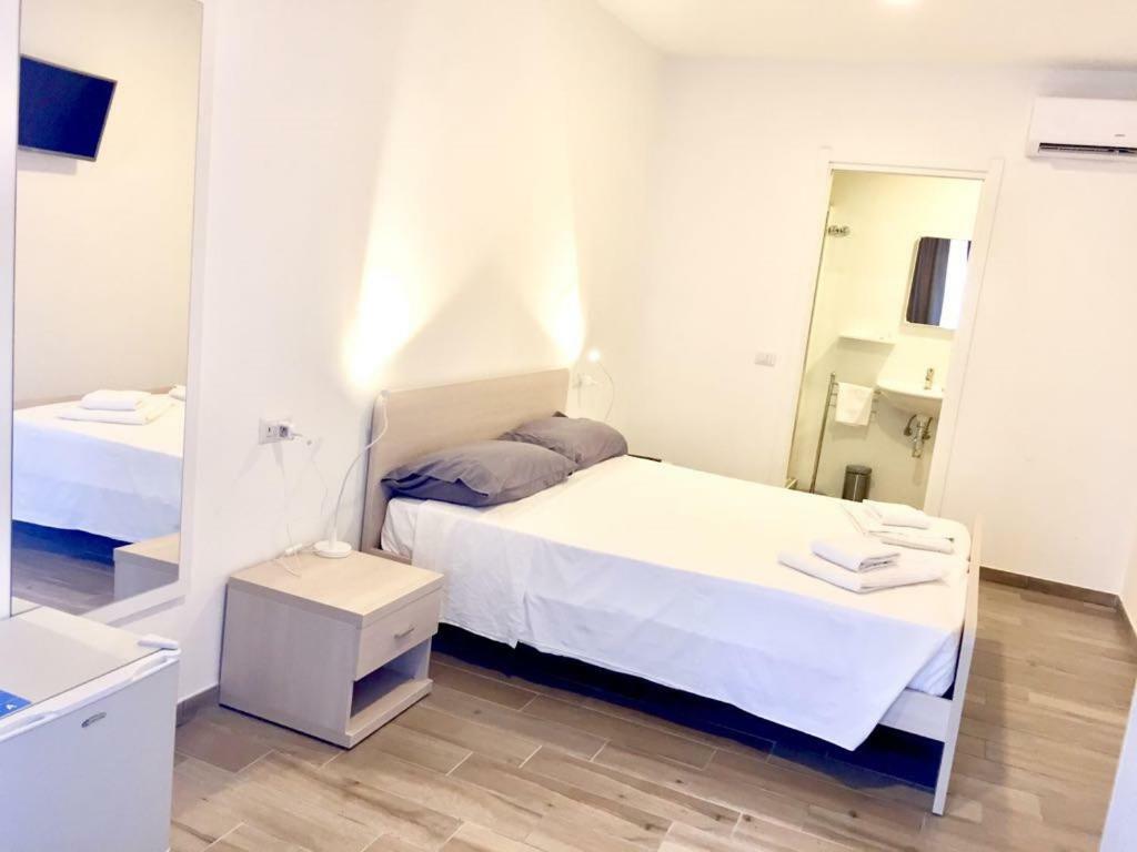 Academy Hotel Fiumicino Esterno foto